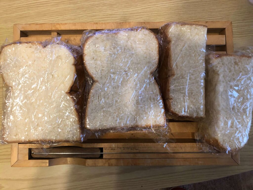 カットしてラップした天然酵母食パン