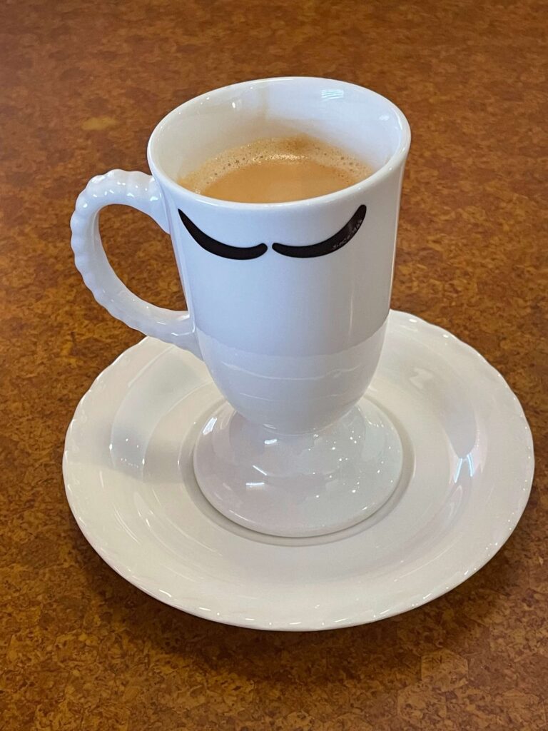 びっくりドンキーのコーヒーカップ（ひげデザイン）
