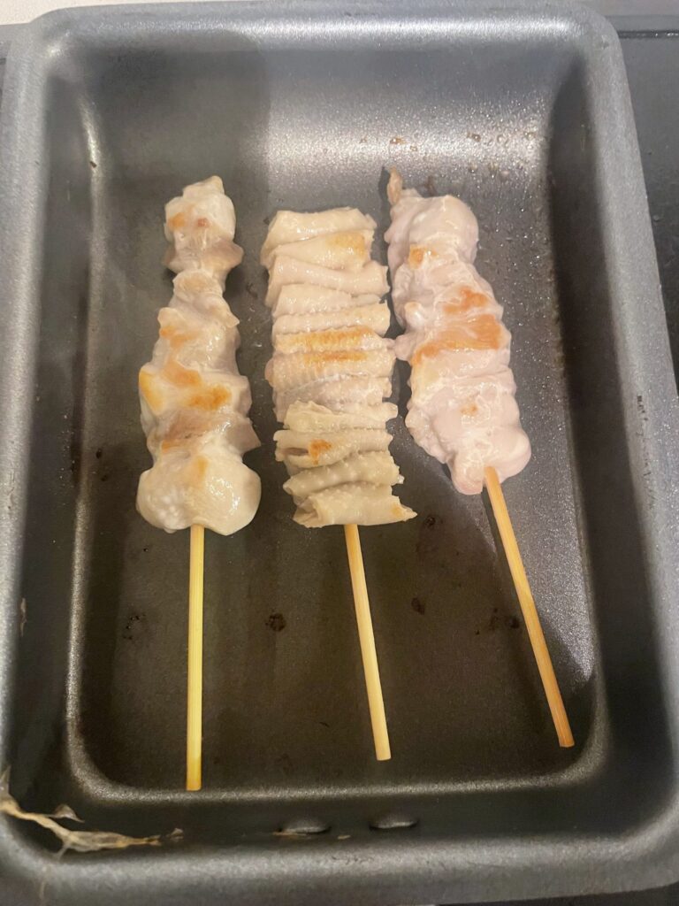 都城市の焼き鳥をフライパンで焼いているところ